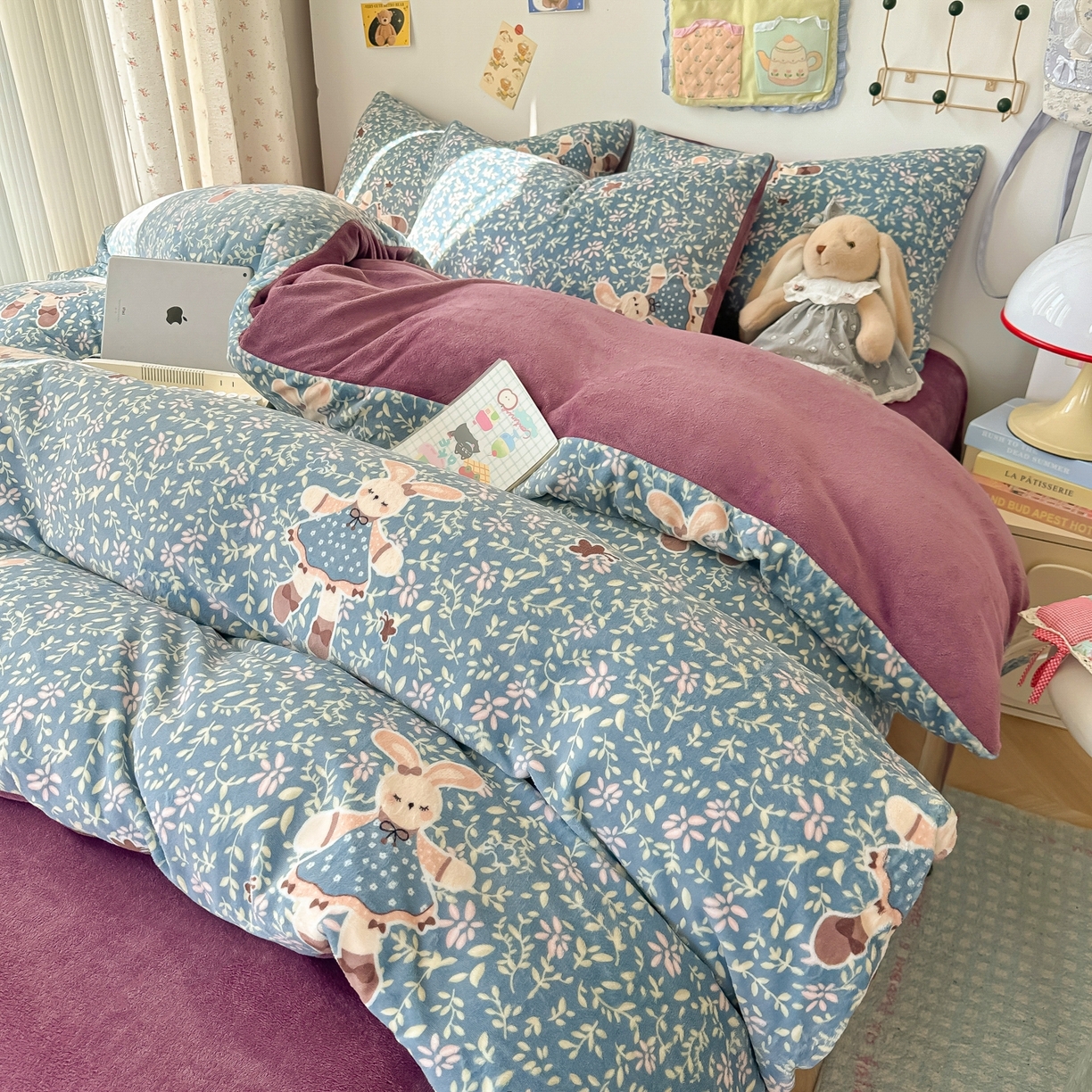 91家纺网 家纺一手货源 找家纺 韩巢家纺 2025新款高克重牛奶绒四件套冬季绒床品被套床单三件套 背带兔