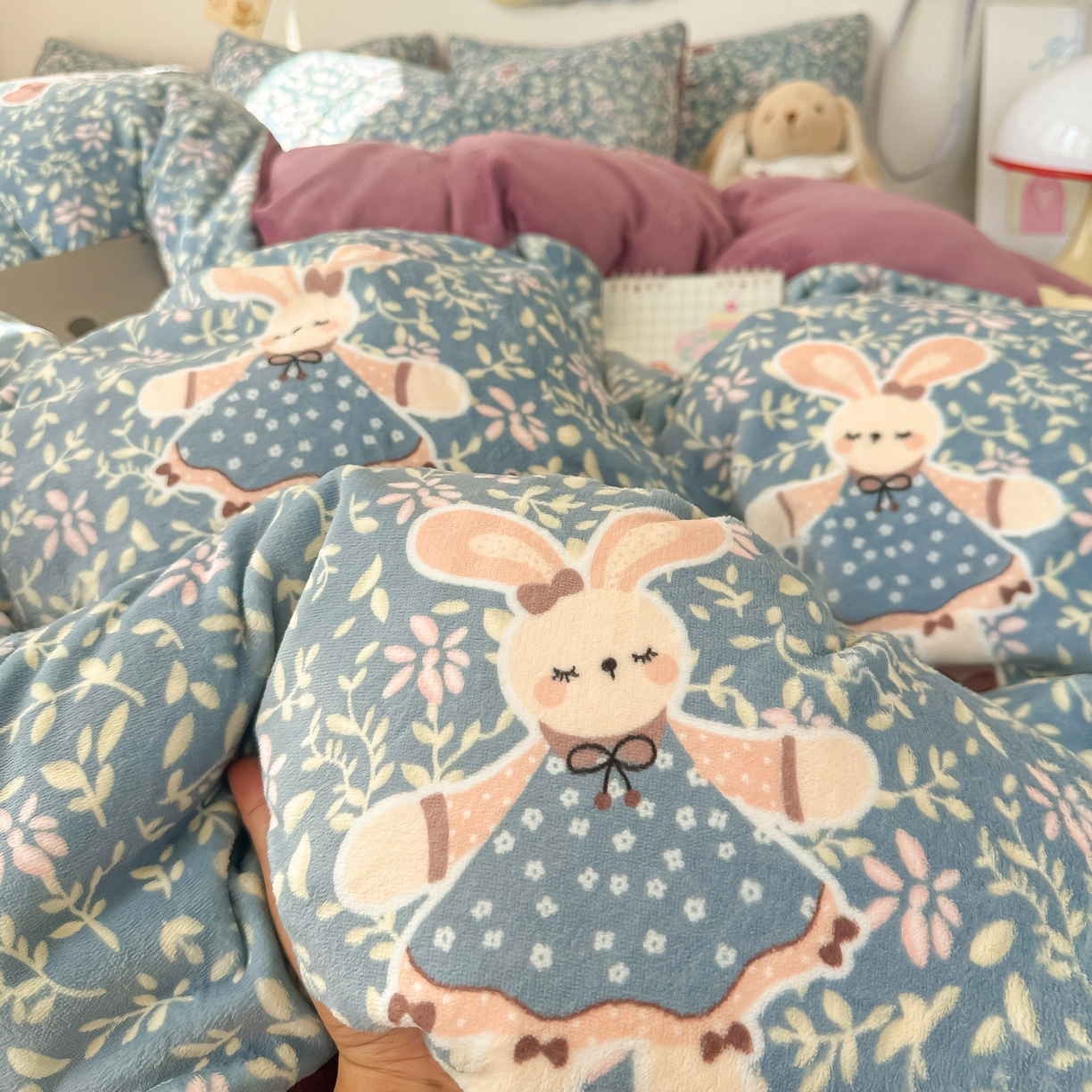 91家纺网 家纺一手货源 找家纺 韩巢家纺 2025新款高克重牛奶绒四件套冬季绒床品被套床单三件套 背带兔