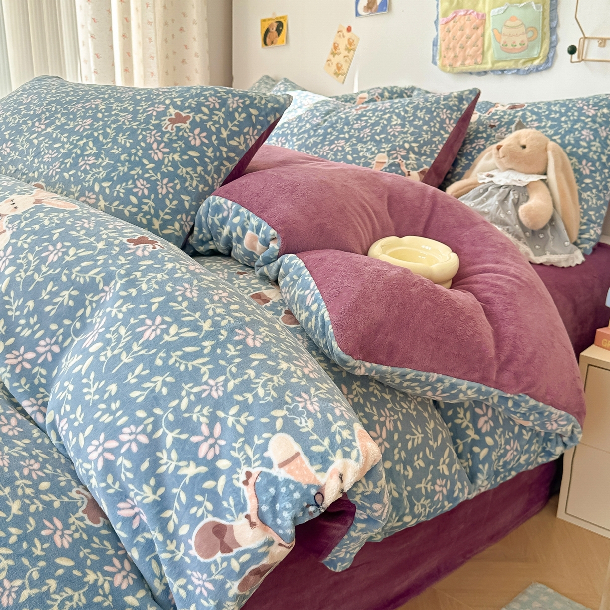 91家纺网 家纺一手货源 找家纺 韩巢家纺 2025新款高克重牛奶绒四件套冬季绒床品被套床单三件套 背带兔