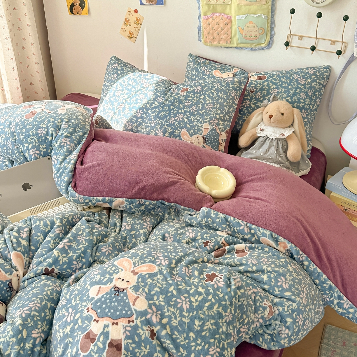 91家纺网 家纺一手货源 找家纺 韩巢家纺 2025新款高克重牛奶绒四件套冬季绒床品被套床单三件套 背带兔