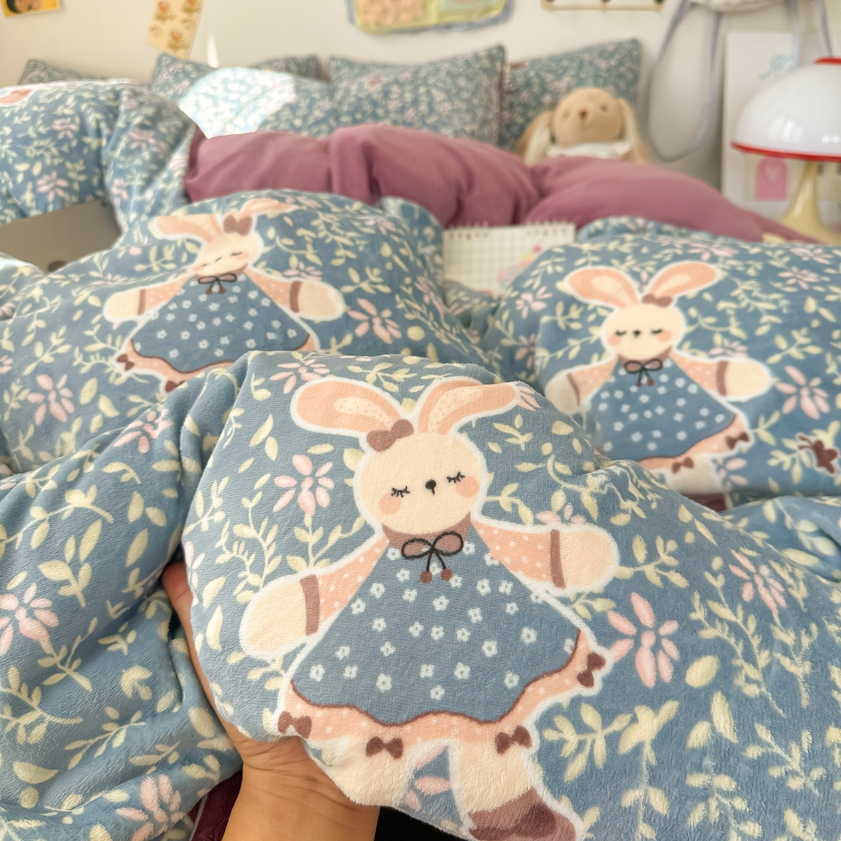 91家纺网 家纺一手货源 找家纺 韩巢家纺 2025新款高克重牛奶绒四件套冬季绒床品被套床单三件套 背带兔