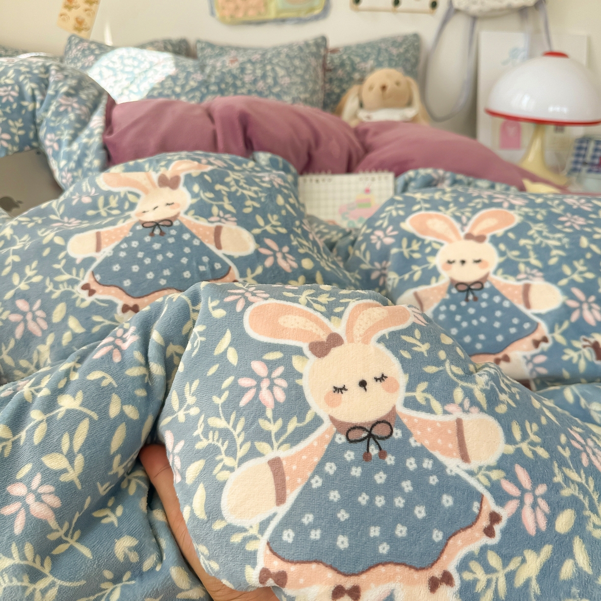 91家纺网 家纺一手货源 找家纺 韩巢家纺 2025新款高克重牛奶绒四件套冬季绒床品被套床单三件套 背带兔