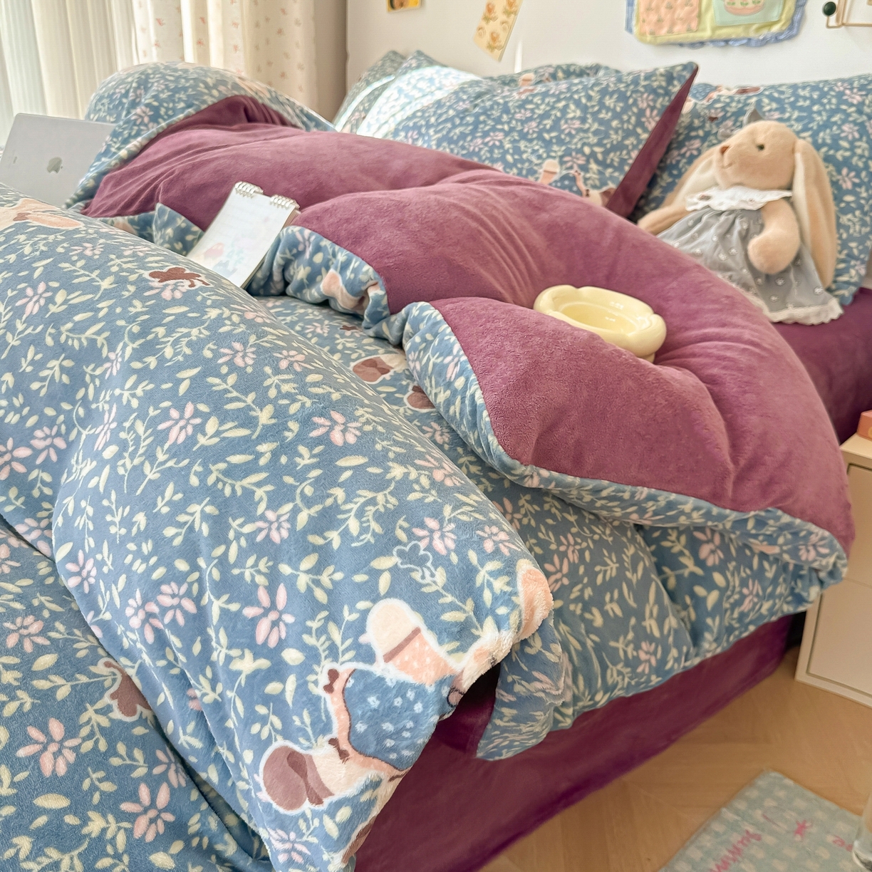 91家纺网 家纺一手货源 找家纺 韩巢家纺 2025新款高克重牛奶绒四件套冬季绒床品被套床单三件套 背带兔