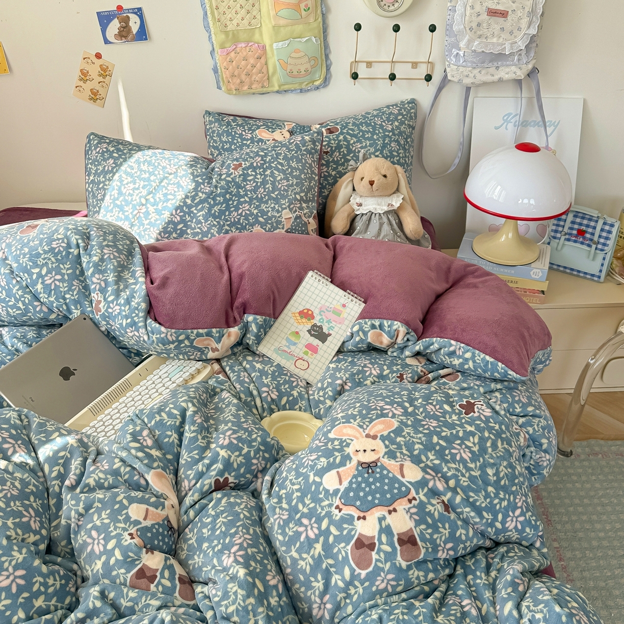 91家纺网 家纺一手货源 找家纺 韩巢家纺 2025新款高克重牛奶绒四件套冬季绒床品被套床单三件套 背带兔