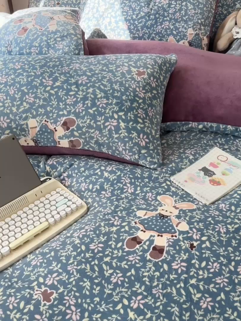 91家纺网 家纺一手货源 找家纺 韩巢家纺 2025新款高克重牛奶绒四件套冬季绒床品被套床单三件套 背带兔