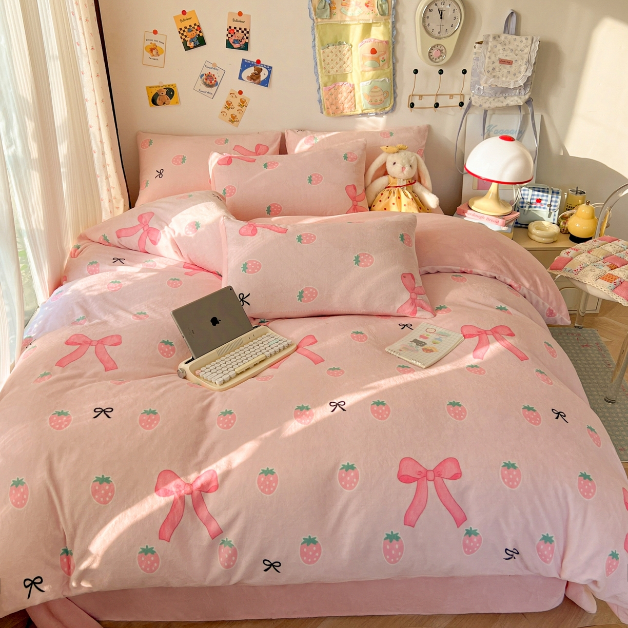 91家纺网 家纺一手货源 找家纺 韩巢家纺 2025新款高克重牛奶绒四件套冬季绒床品被套床单三件套 草莓牛奶