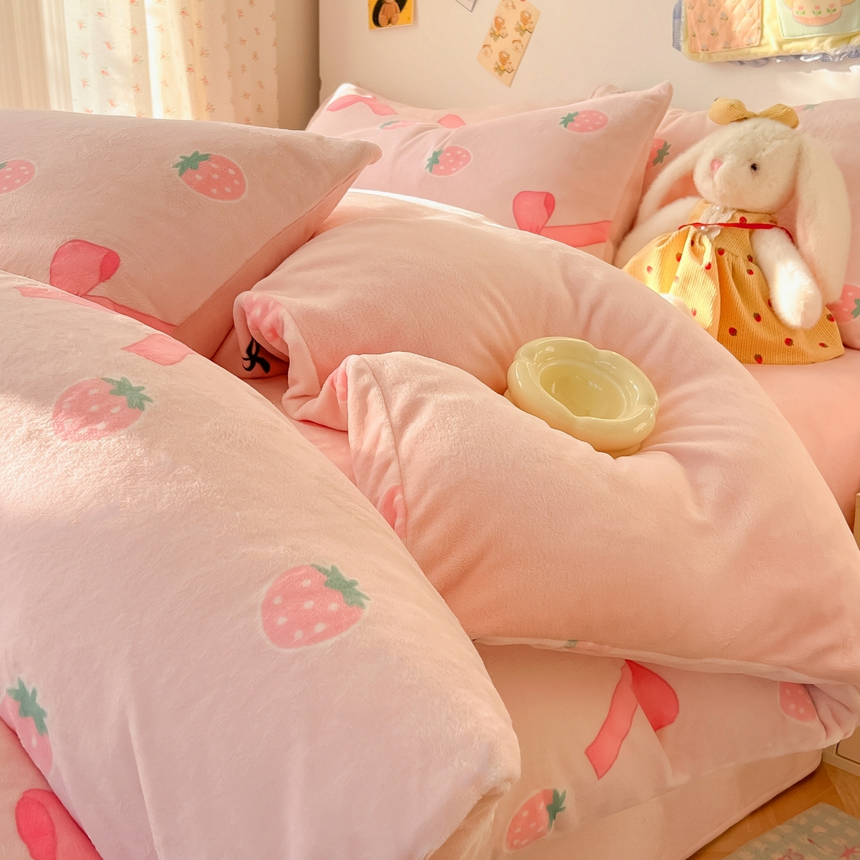 91家纺网 家纺一手货源 找家纺 韩巢家纺 2025新款高克重牛奶绒四件套冬季绒床品被套床单三件套 草莓牛奶