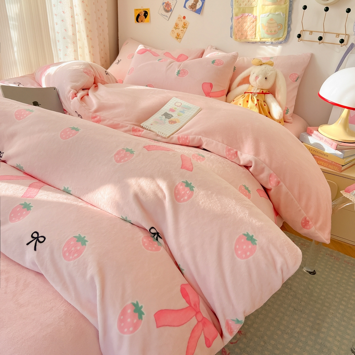 91家纺网 家纺一手货源 找家纺 韩巢家纺 2025新款高克重牛奶绒四件套冬季绒床品被套床单三件套 草莓牛奶