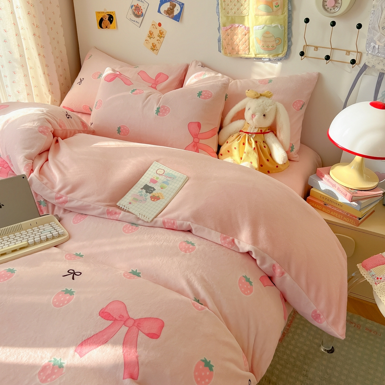 91家纺网 家纺一手货源 找家纺 韩巢家纺 2025新款高克重牛奶绒四件套冬季绒床品被套床单三件套 草莓牛奶