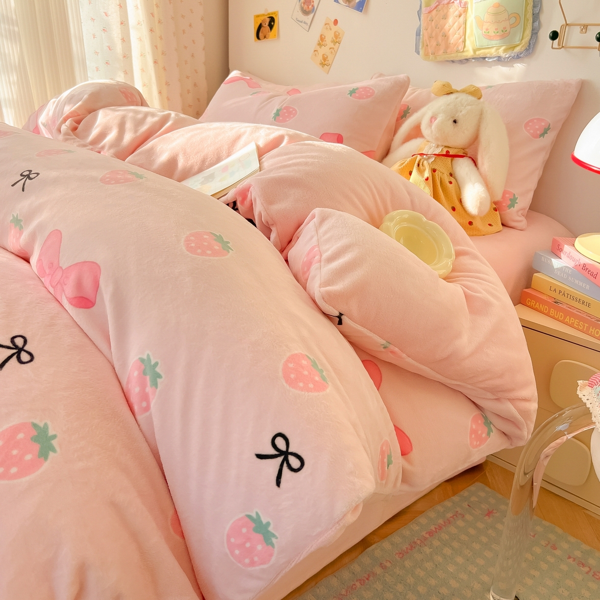 韩巢家纺 2025新款高克重牛奶绒四件套冬季绒床品被套床单三件套 草莓牛奶