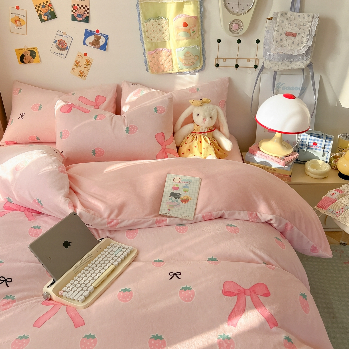 91家纺网 家纺一手货源 找家纺 韩巢家纺 2025新款高克重牛奶绒四件套冬季绒床品被套床单三件套 草莓牛奶