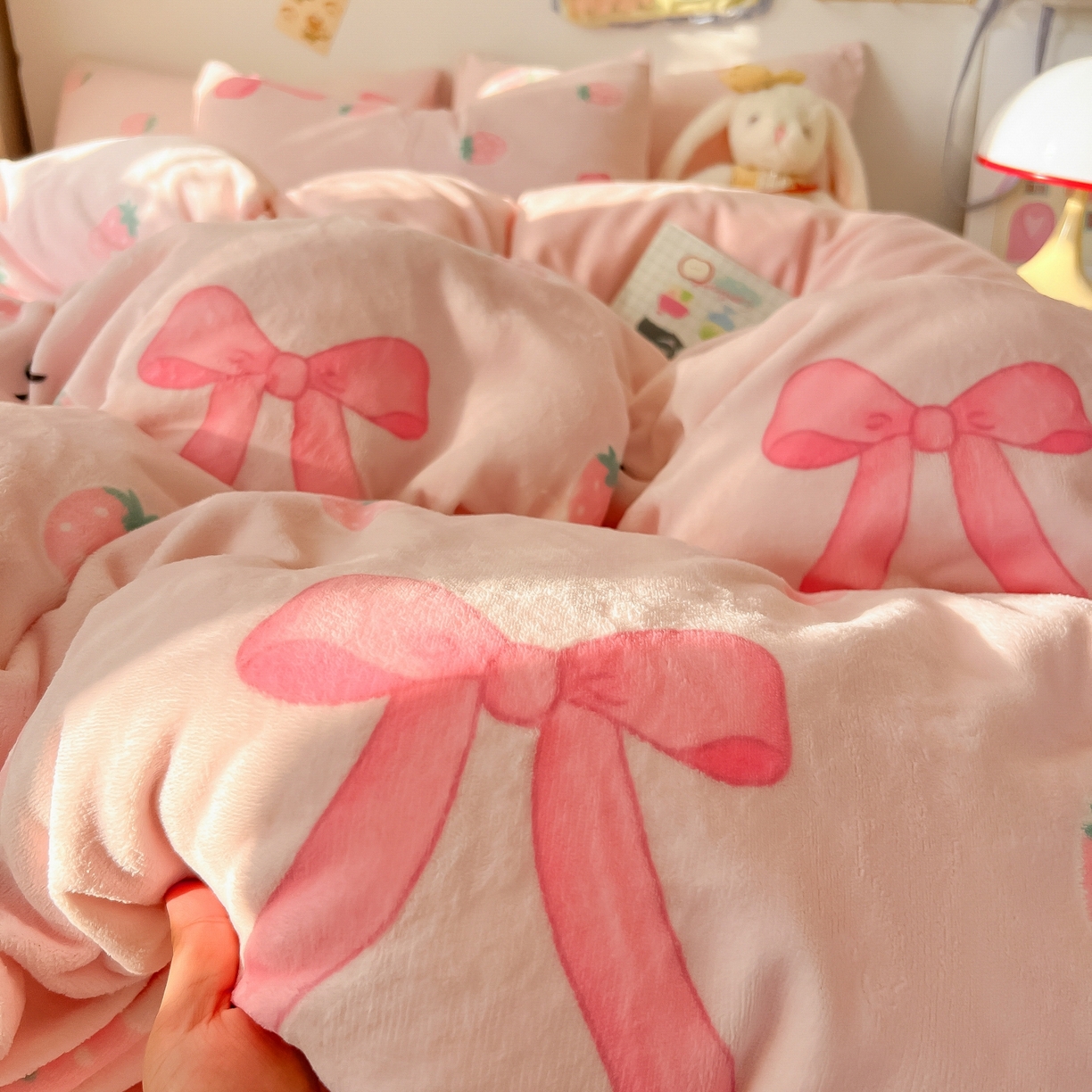 91家纺网 家纺一手货源 找家纺 韩巢家纺 2025新款高克重牛奶绒四件套冬季绒床品被套床单三件套 草莓牛奶