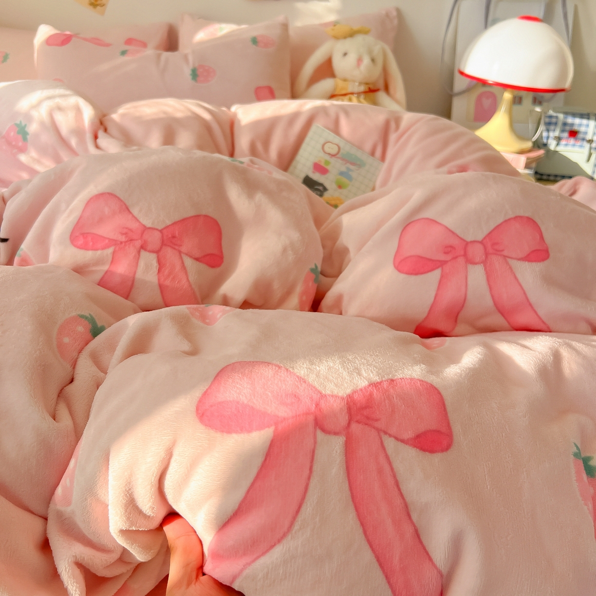 91家纺网 家纺一手货源 找家纺 韩巢家纺 2025新款高克重牛奶绒四件套冬季绒床品被套床单三件套 草莓牛奶