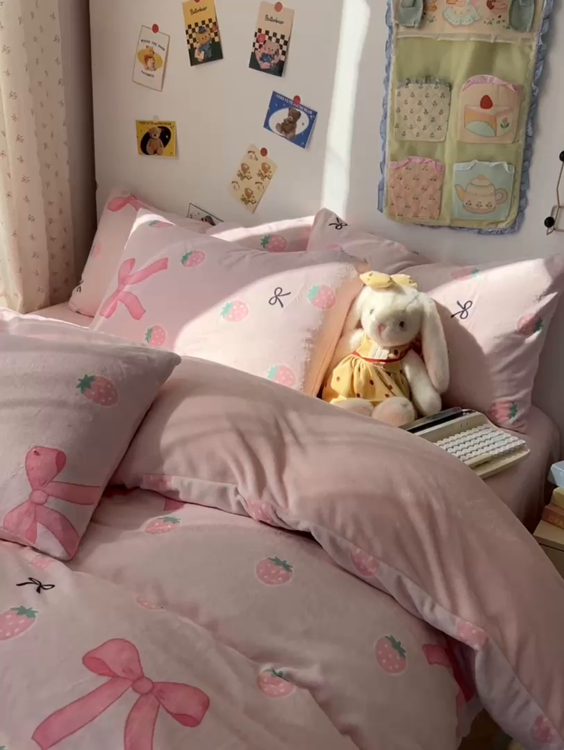 91家纺网 家纺一手货源 找家纺 韩巢家纺 2025新款高克重牛奶绒四件套冬季绒床品被套床单三件套 草莓牛奶