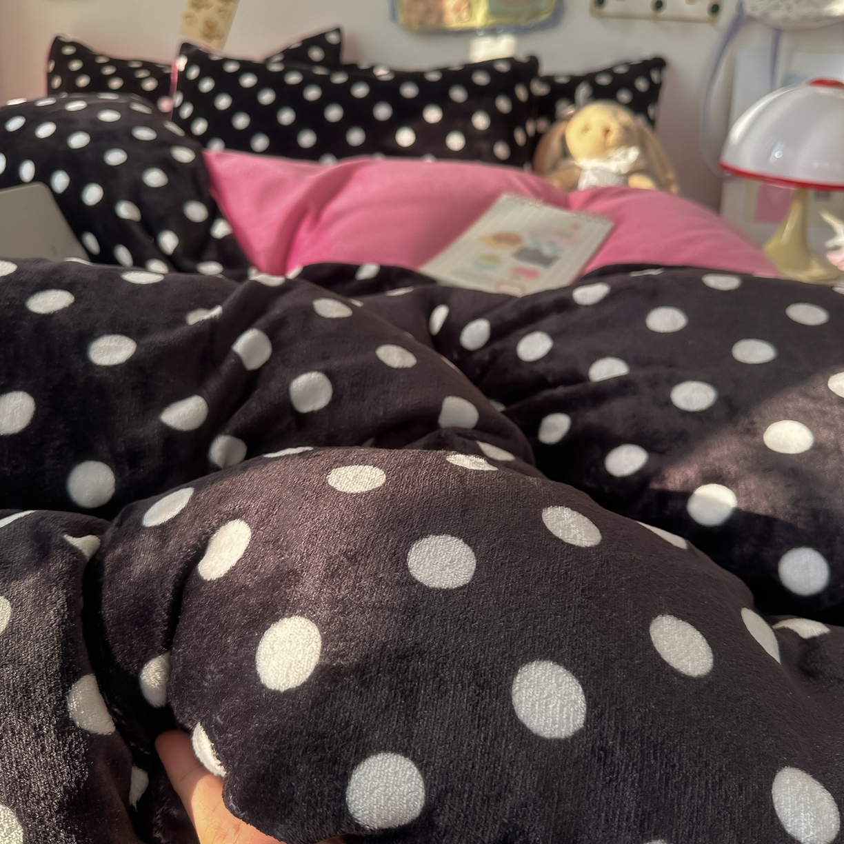 91家纺网 家纺一手货源 找家纺 韩巢家纺 2025新款高克重牛奶绒四件套冬季绒床品被套床单三件套 黑珍珠