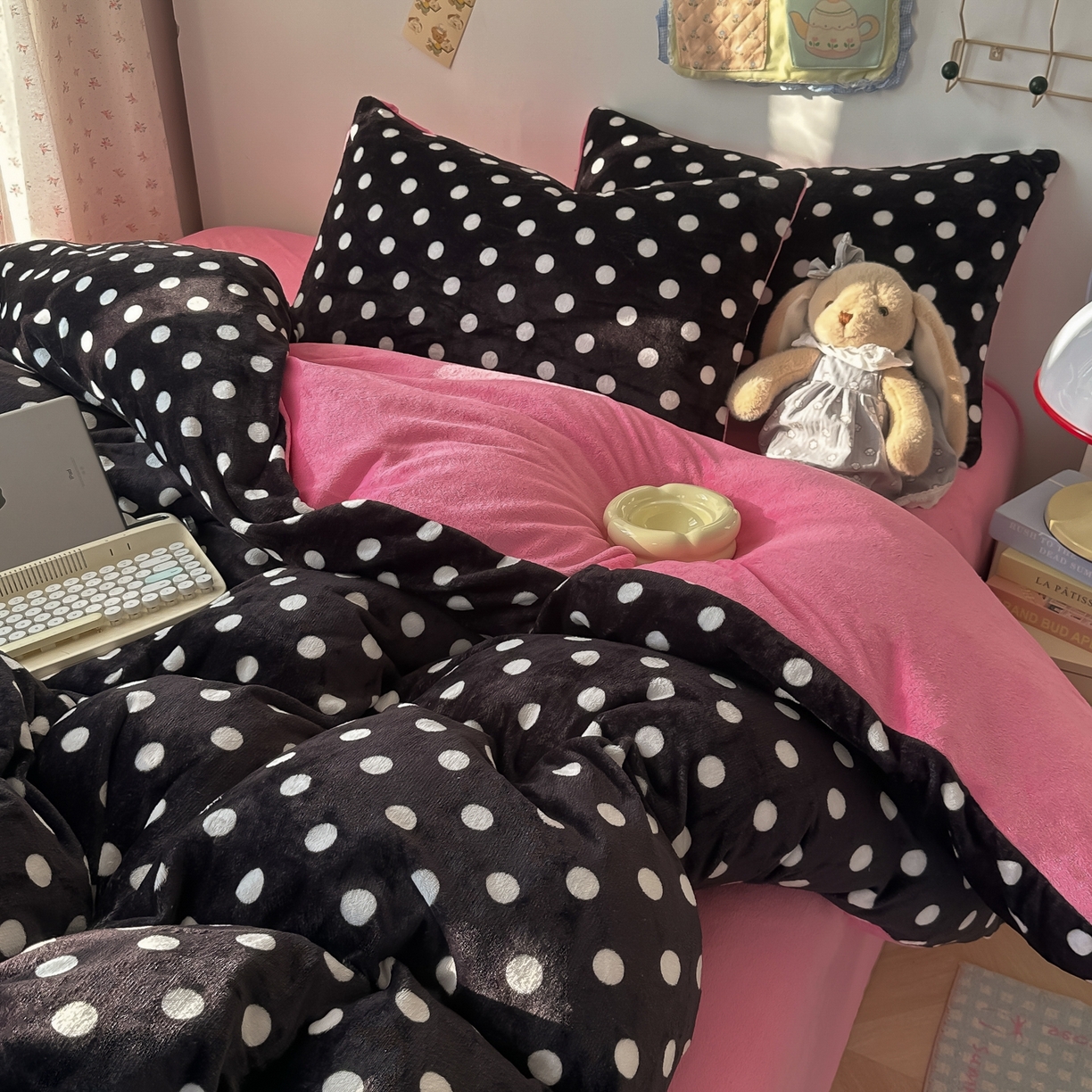 91家纺网 家纺一手货源 找家纺 韩巢家纺 2025新款高克重牛奶绒四件套冬季绒床品被套床单三件套 黑珍珠