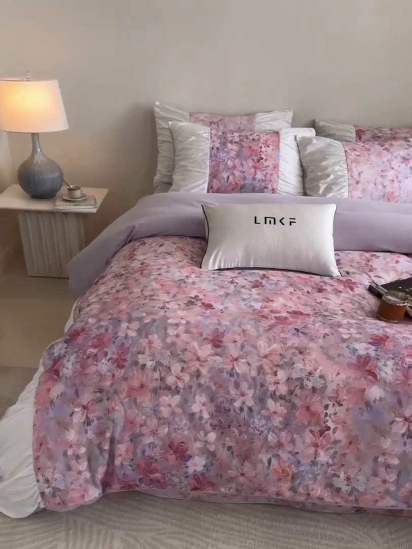 91家纺网 家纺一手货源 找家纺 （总）蓝米卡夫 2025秋冬-A类全棉50S*50S双股磨毛数码印花法式褶皱花边款（礼盒包装）-拍摄风格1 提供买家秀