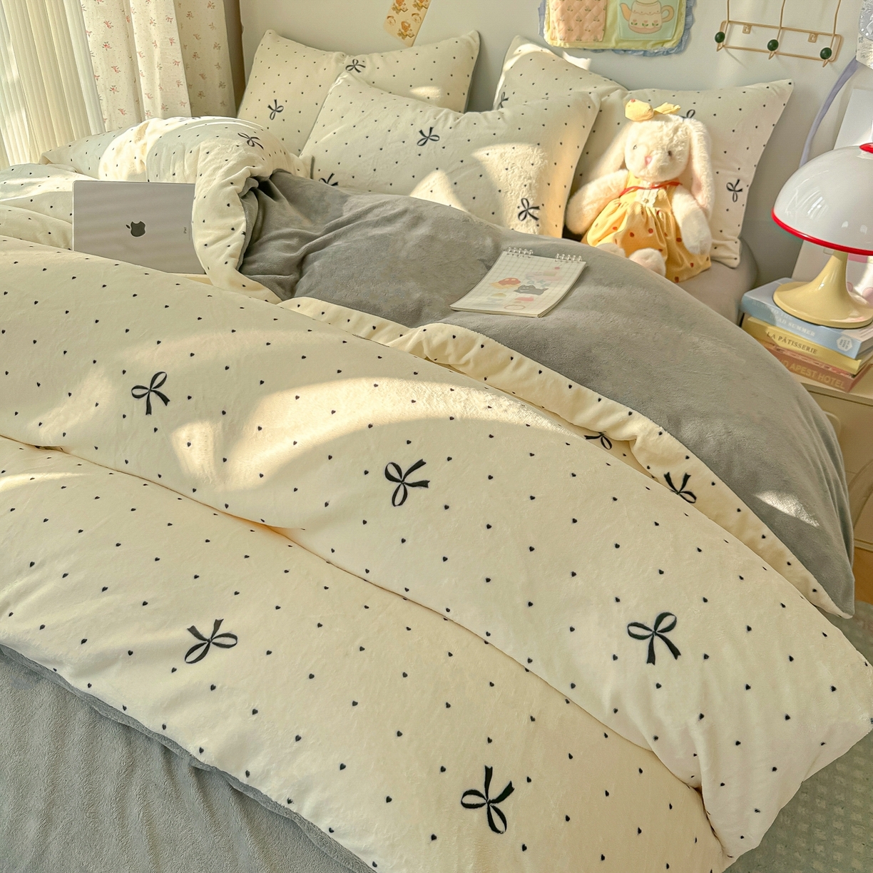 91家纺网 家纺一手货源 找家纺 韩巢家纺 2025新款高克重牛奶绒四件套冬季绒床品被套床单三件套 蝴蝶点点心