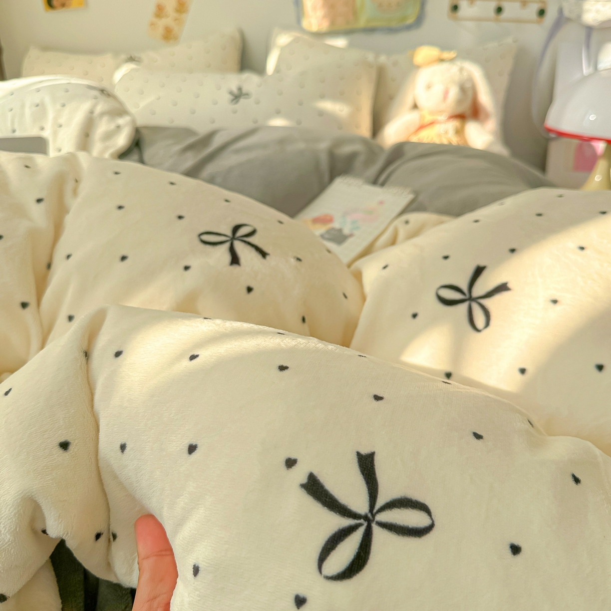 91家纺网 家纺一手货源 找家纺 韩巢家纺 2025新款高克重牛奶绒四件套冬季绒床品被套床单三件套 蝴蝶点点心