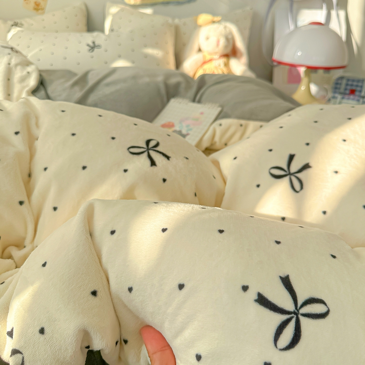 91家纺网 家纺一手货源 找家纺 韩巢家纺 2025新款高克重牛奶绒四件套冬季绒床品被套床单三件套 蝴蝶点点心