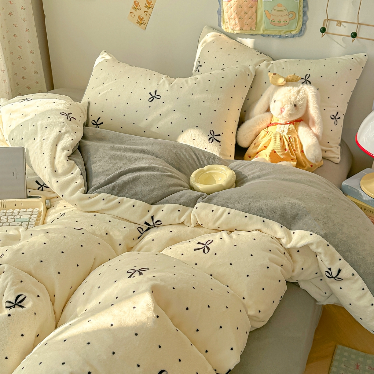 91家纺网 家纺一手货源 找家纺 韩巢家纺 2025新款高克重牛奶绒四件套冬季绒床品被套床单三件套 蝴蝶点点心
