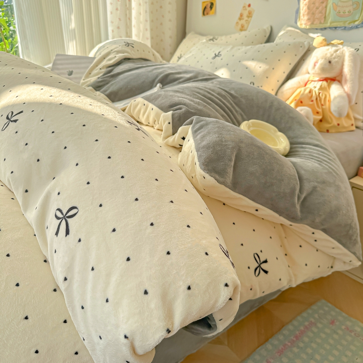 91家纺网 家纺一手货源 找家纺 韩巢家纺 2025新款高克重牛奶绒四件套冬季绒床品被套床单三件套 蝴蝶点点心