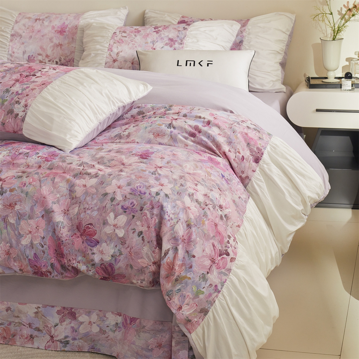 91家纺网 家纺一手货源 找家纺 （总）蓝米卡夫 2025秋冬-A类全棉50S*50S双股磨毛数码印花法式褶皱花边款（礼盒包装）-拍摄风格1 提供买家秀