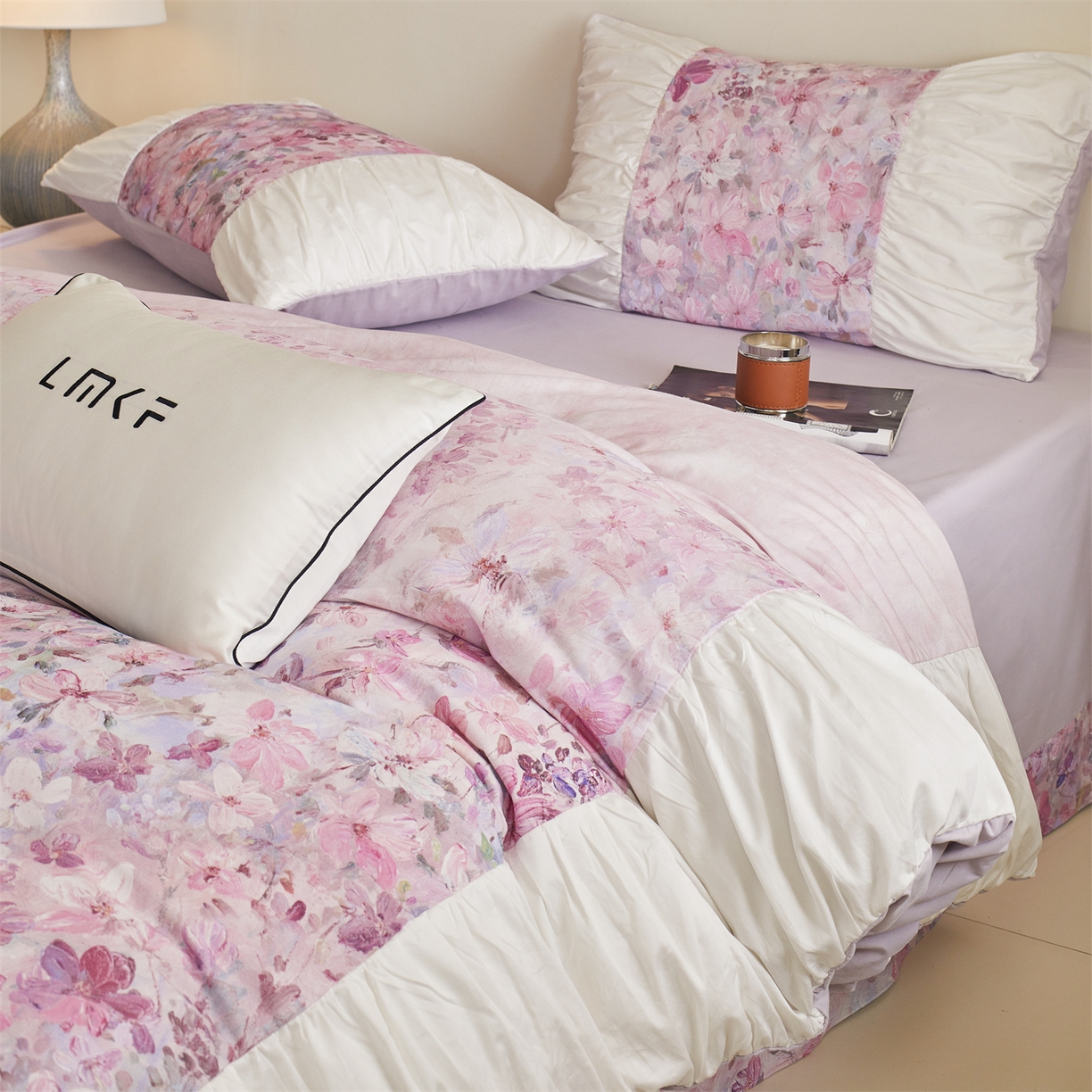 91家纺网 家纺一手货源 找家纺 （总）蓝米卡夫 2025秋冬-A类全棉50S*50S双股磨毛数码印花法式褶皱花边款（礼盒包装）-拍摄风格1 提供买家秀