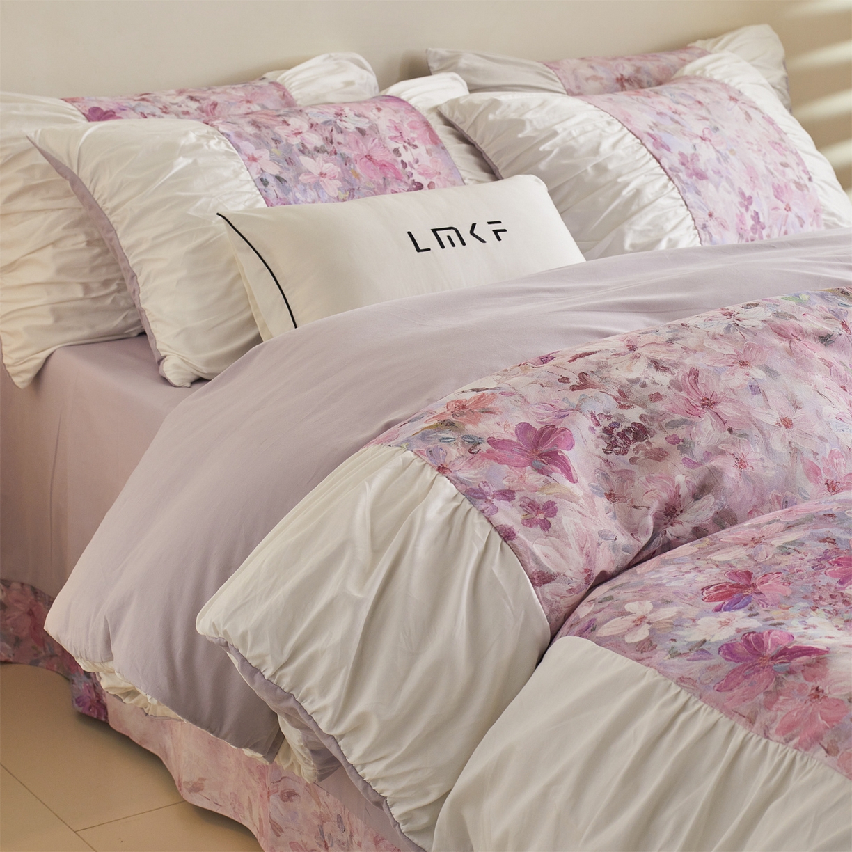 91家纺网 家纺一手货源 找家纺 （总）蓝米卡夫 2025秋冬-A类全棉50S*50S双股磨毛数码印花法式褶皱花边款（礼盒包装）-拍摄风格1 提供买家秀