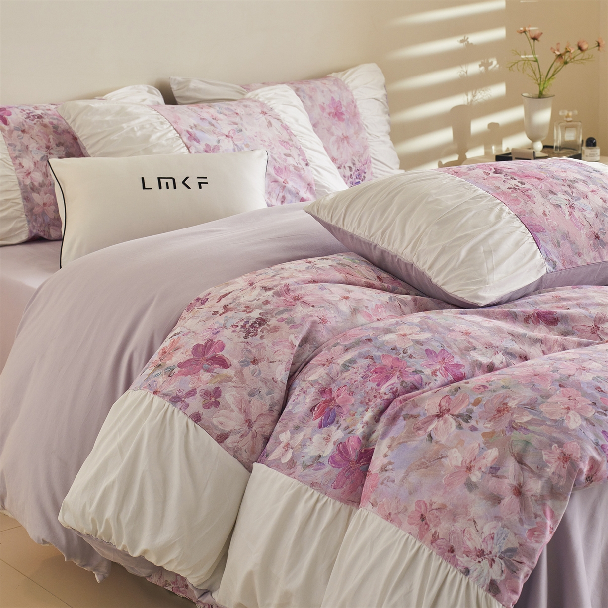 91家纺网 家纺一手货源 找家纺 （总）蓝米卡夫 2025秋冬-A类全棉50S*50S双股磨毛数码印花法式褶皱花边款（礼盒包装）-拍摄风格1 提供买家秀