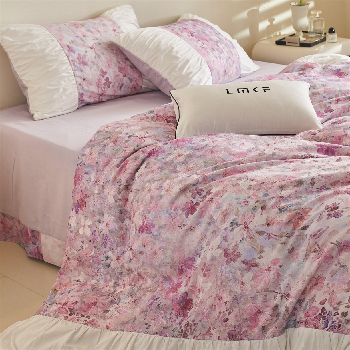 91家纺网 家纺一手货源 找家纺 （总）蓝米卡夫 2025秋冬-A类全棉50S*50S双股磨毛数码印花法式褶皱花边款（礼盒包装）-拍摄风格1 提供买家秀