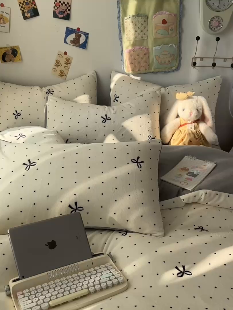 91家纺网 家纺一手货源 找家纺 韩巢家纺 2025新款高克重牛奶绒四件套冬季绒床品被套床单三件套 蝴蝶点点心