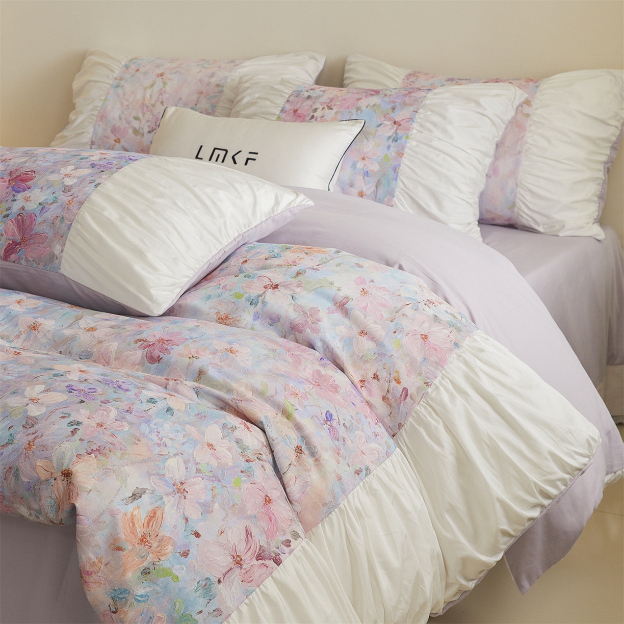 91家纺网 家纺一手货源 找家纺 蓝米卡夫 2025秋冬-A类全棉50S*50S双股磨毛数码印花法式褶皱花边款（礼盒包装）-拍摄风格1 笔触与诗-粉