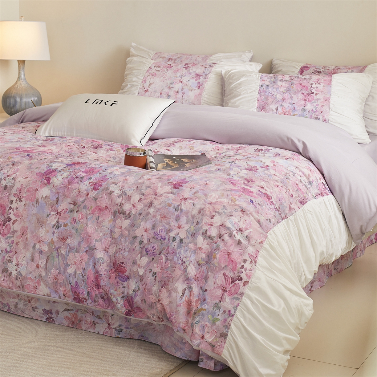 91家纺网 家纺一手货源 找家纺 蓝米卡夫 2025秋冬-A类全棉50S*50S双股磨毛数码印花法式褶皱花边款（礼盒包装）-拍摄风格1 笔触与诗-玉