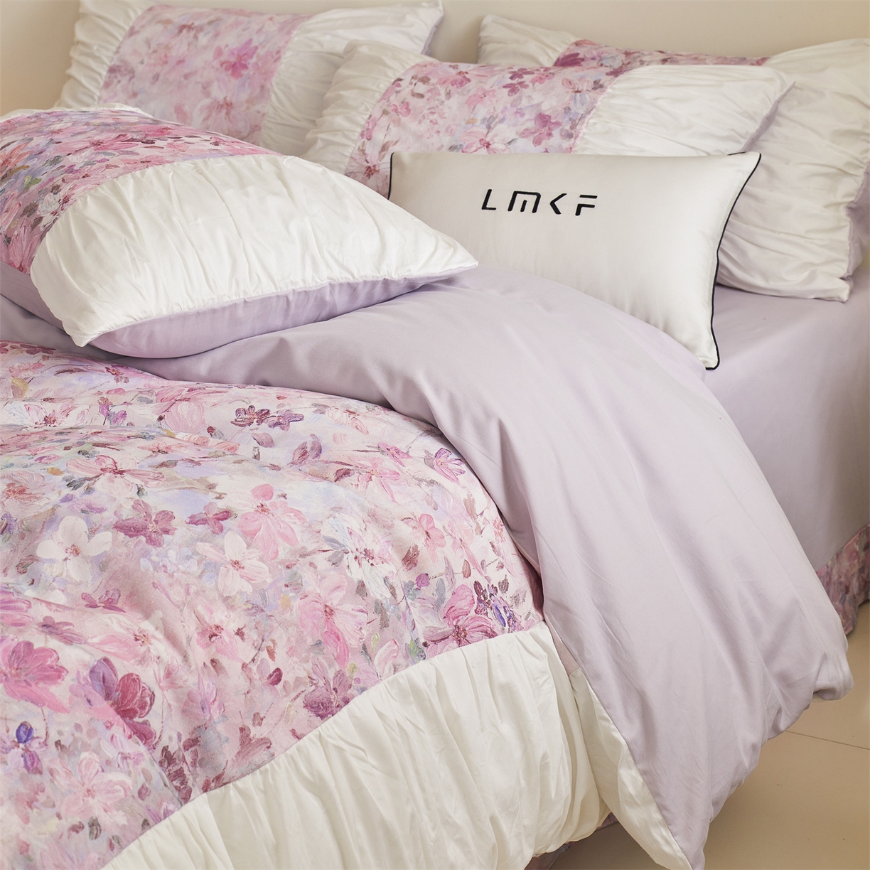 91家纺网 家纺一手货源 找家纺 蓝米卡夫 2025秋冬-A类全棉50S*50S双股磨毛数码印花法式褶皱花边款（礼盒包装）-拍摄风格1 笔触与诗-玉