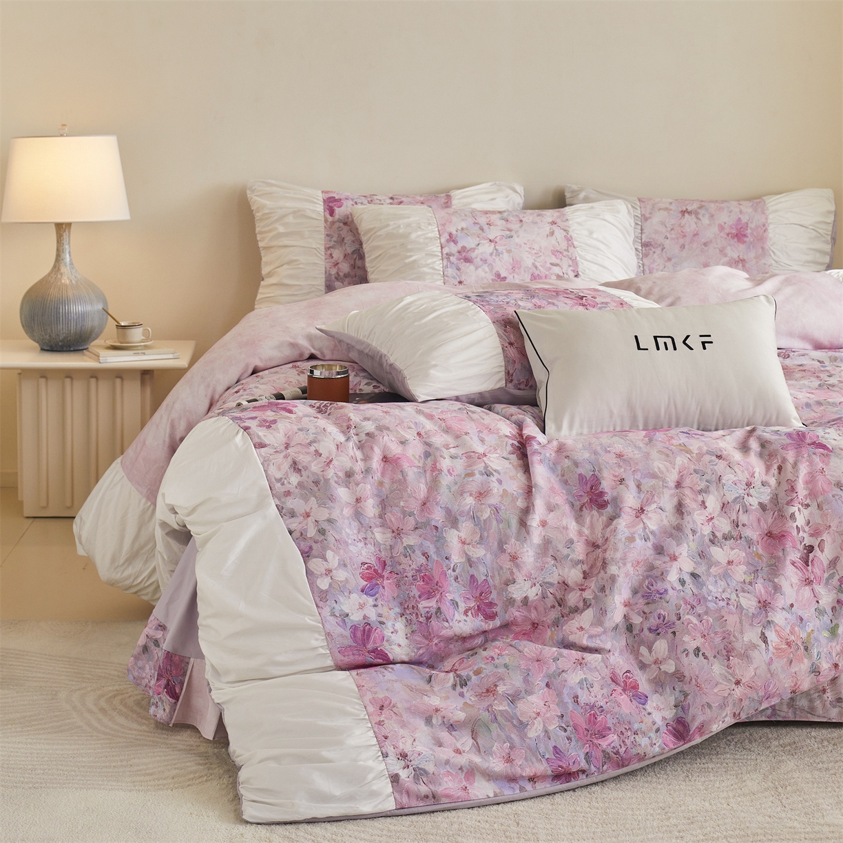 91家纺网 家纺一手货源 找家纺 蓝米卡夫 2025秋冬-A类全棉50S*50S双股磨毛数码印花法式褶皱花边款（礼盒包装）-拍摄风格1 笔触与诗-玉