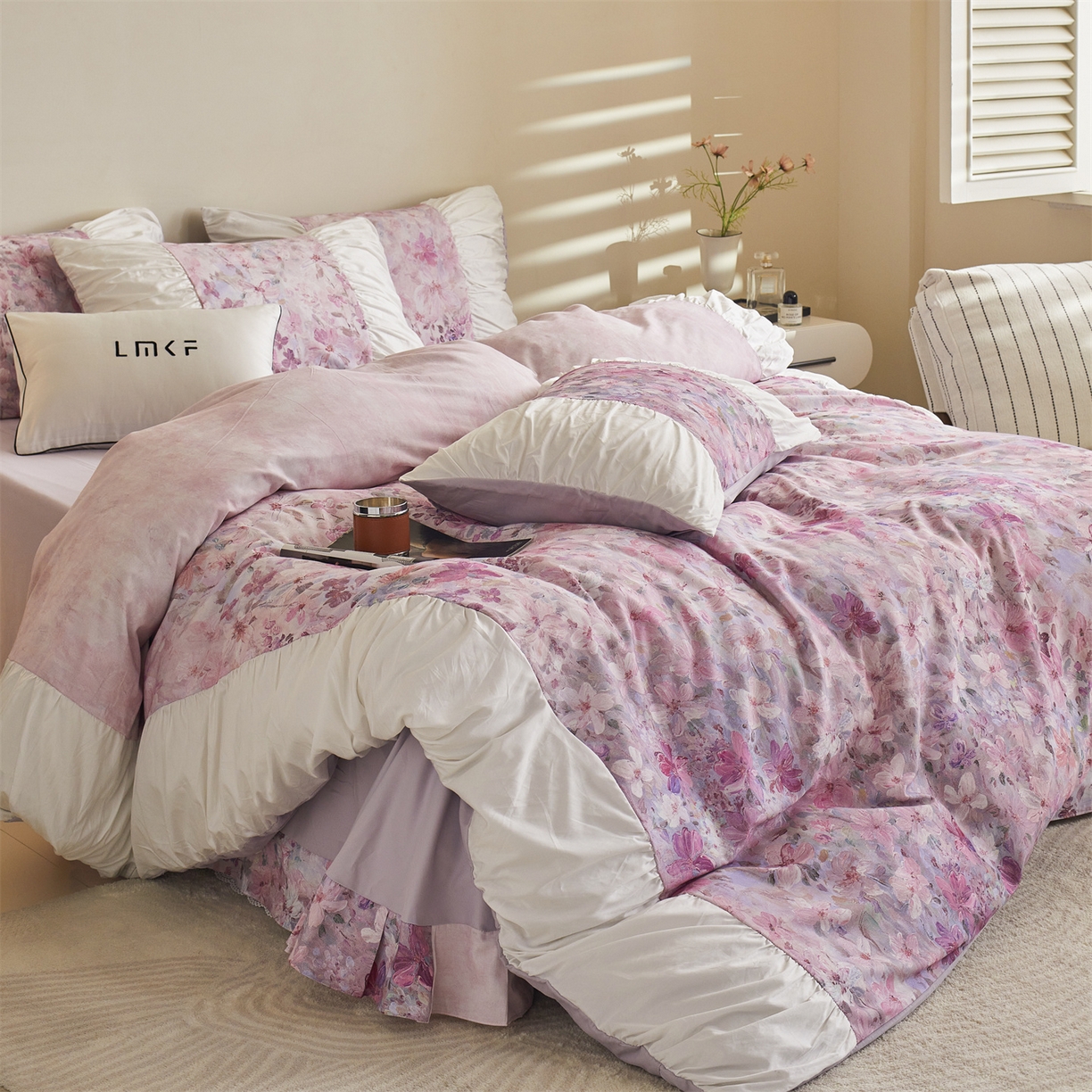 91家纺网 家纺一手货源 找家纺 蓝米卡夫 2025秋冬-A类全棉50S*50S双股磨毛数码印花法式褶皱花边款（礼盒包装）-拍摄风格1 笔触与诗-玉