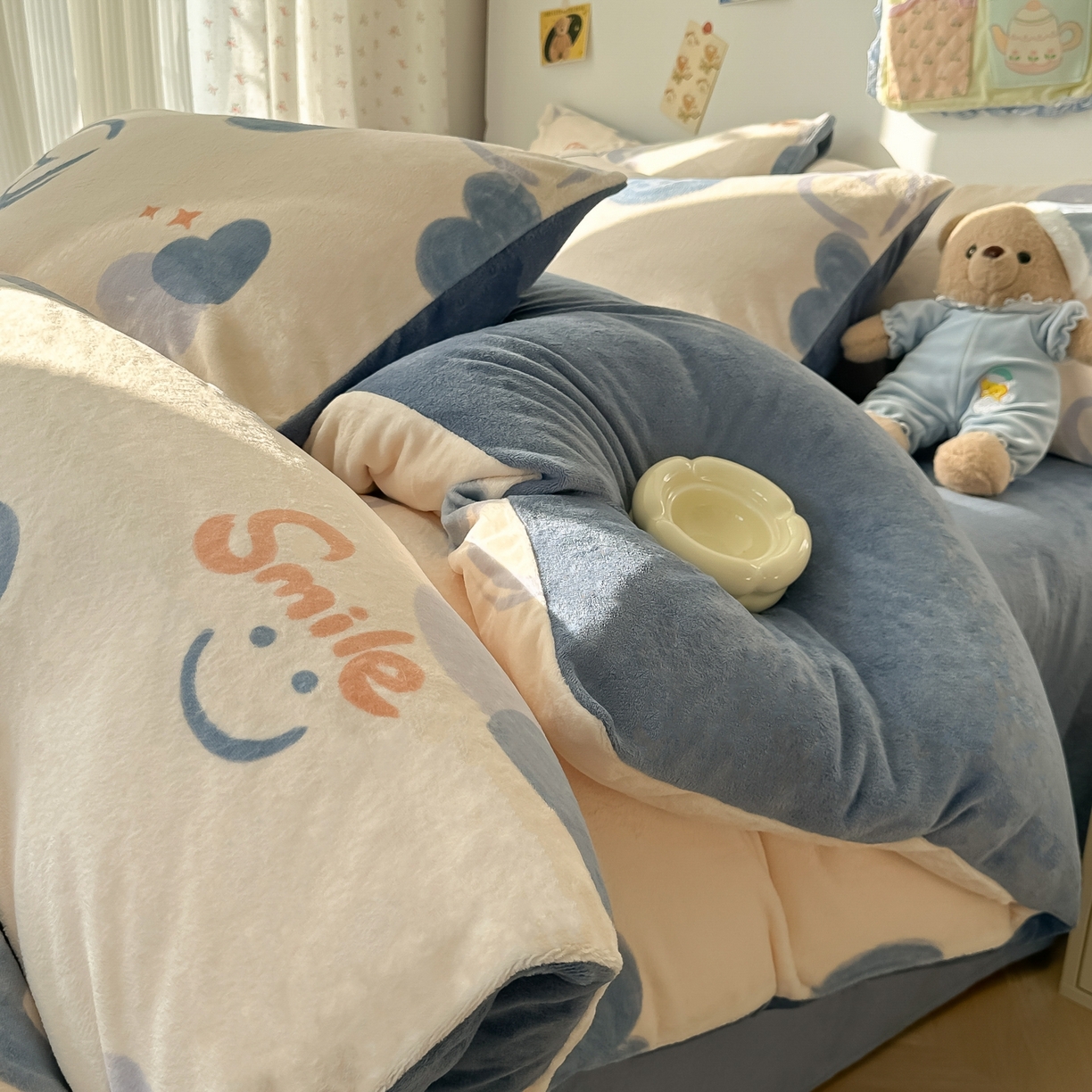 91家纺网 家纺一手货源 找家纺 韩巢家纺 2025新款高克重牛奶绒四件套冬季绒床品被套床单三件套 蜡笔心