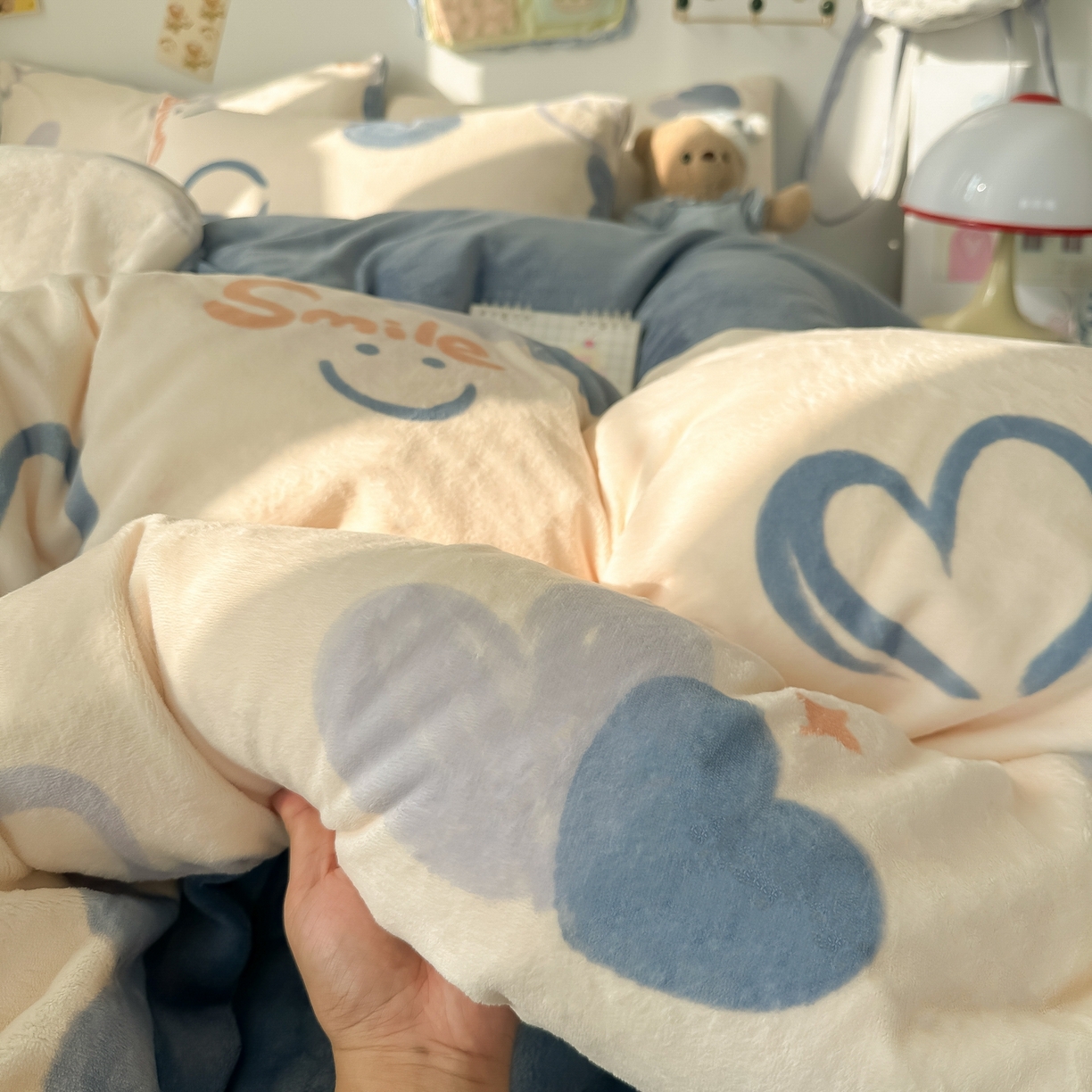 91家纺网 家纺一手货源 找家纺 韩巢家纺 2025新款高克重牛奶绒四件套冬季绒床品被套床单三件套 蜡笔心