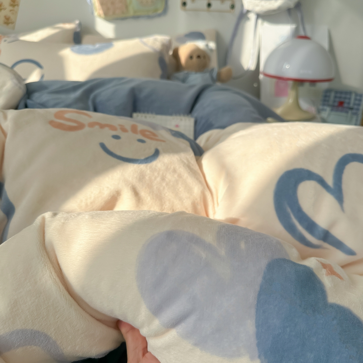 91家纺网 家纺一手货源 找家纺 韩巢家纺 2025新款高克重牛奶绒四件套冬季绒床品被套床单三件套 蜡笔心