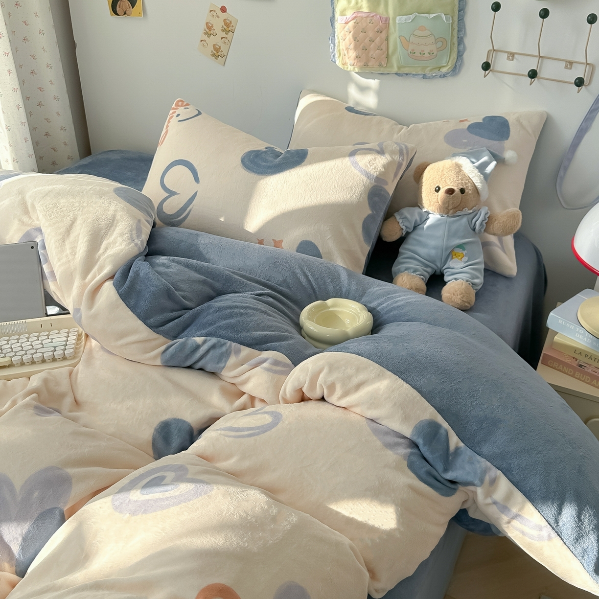 91家纺网 家纺一手货源 找家纺 韩巢家纺 2025新款高克重牛奶绒四件套冬季绒床品被套床单三件套 蜡笔心