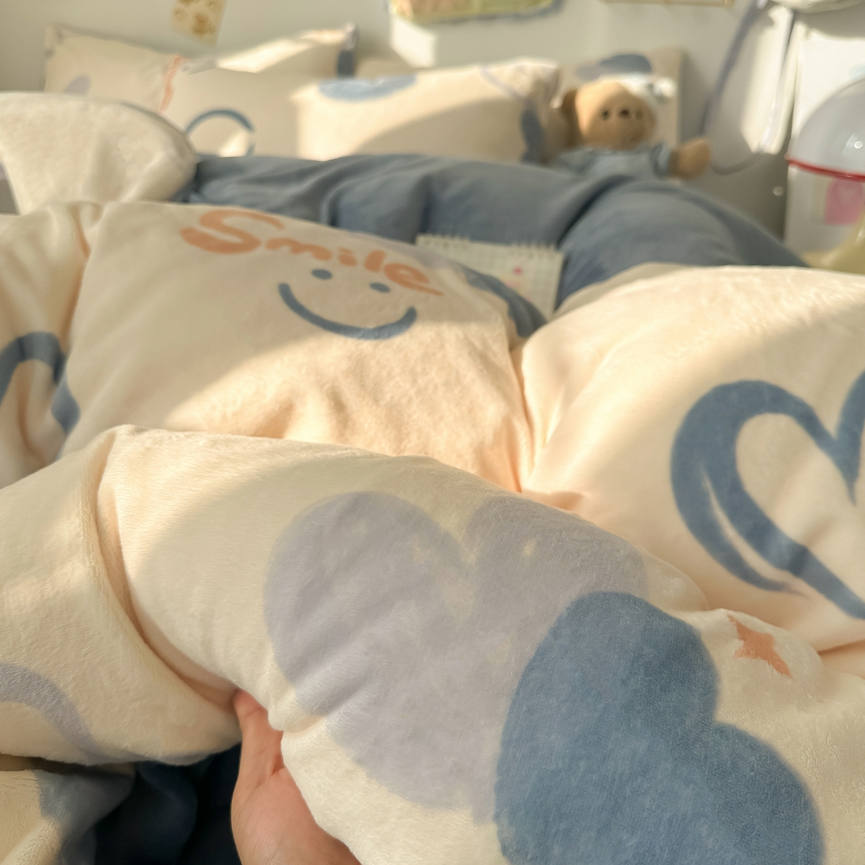 91家纺网 家纺一手货源 找家纺 韩巢家纺 2025新款高克重牛奶绒四件套冬季绒床品被套床单三件套 蜡笔心