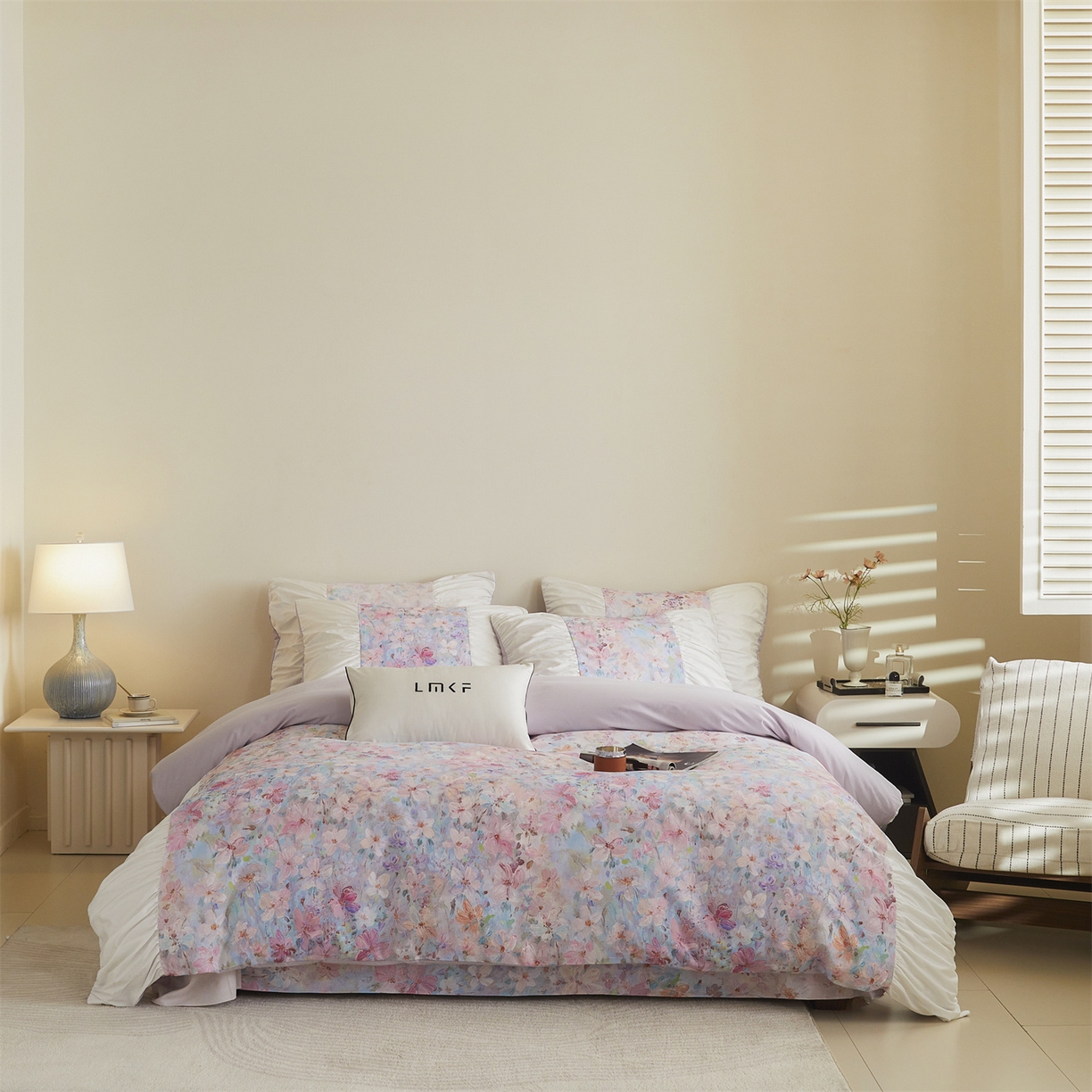 91家纺网 家纺一手货源 找家纺 蓝米卡夫 2025秋冬-A类全棉50S*50S双股磨毛数码印花法式褶皱花边款（礼盒包装）-拍摄风格1 笔触与诗-粉