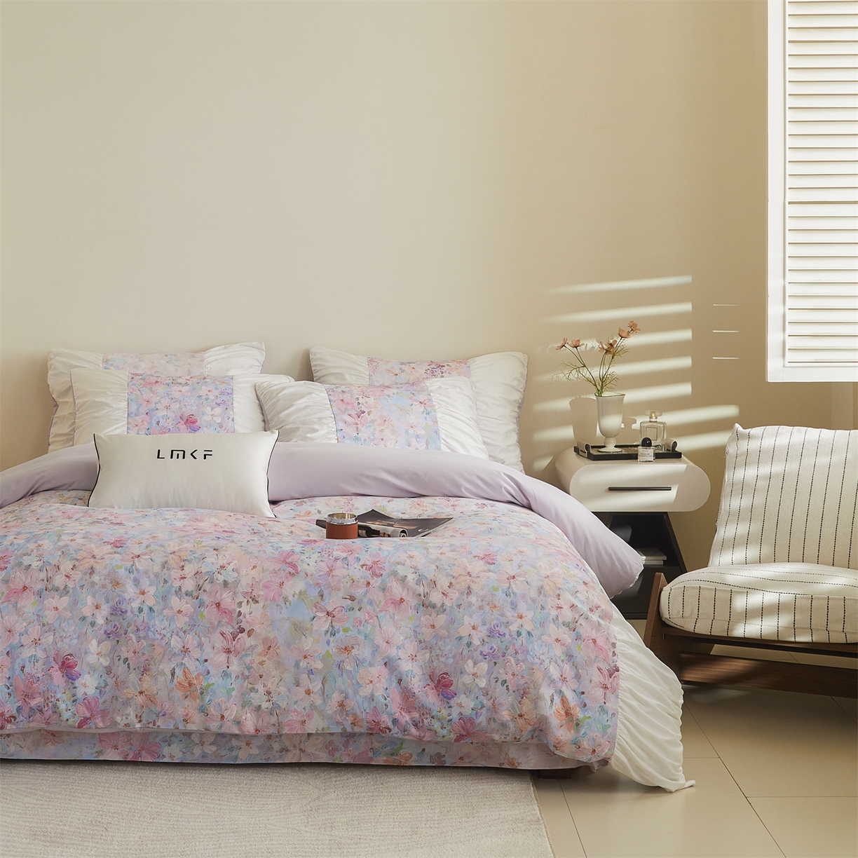 91家纺网 家纺一手货源 找家纺 蓝米卡夫 2025秋冬-A类全棉50S*50S双股磨毛数码印花法式褶皱花边款（礼盒包装）-拍摄风格1 笔触与诗-粉