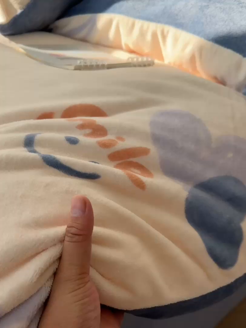 91家纺网 家纺一手货源 找家纺 韩巢家纺 2025新款高克重牛奶绒四件套冬季绒床品被套床单三件套 蜡笔心