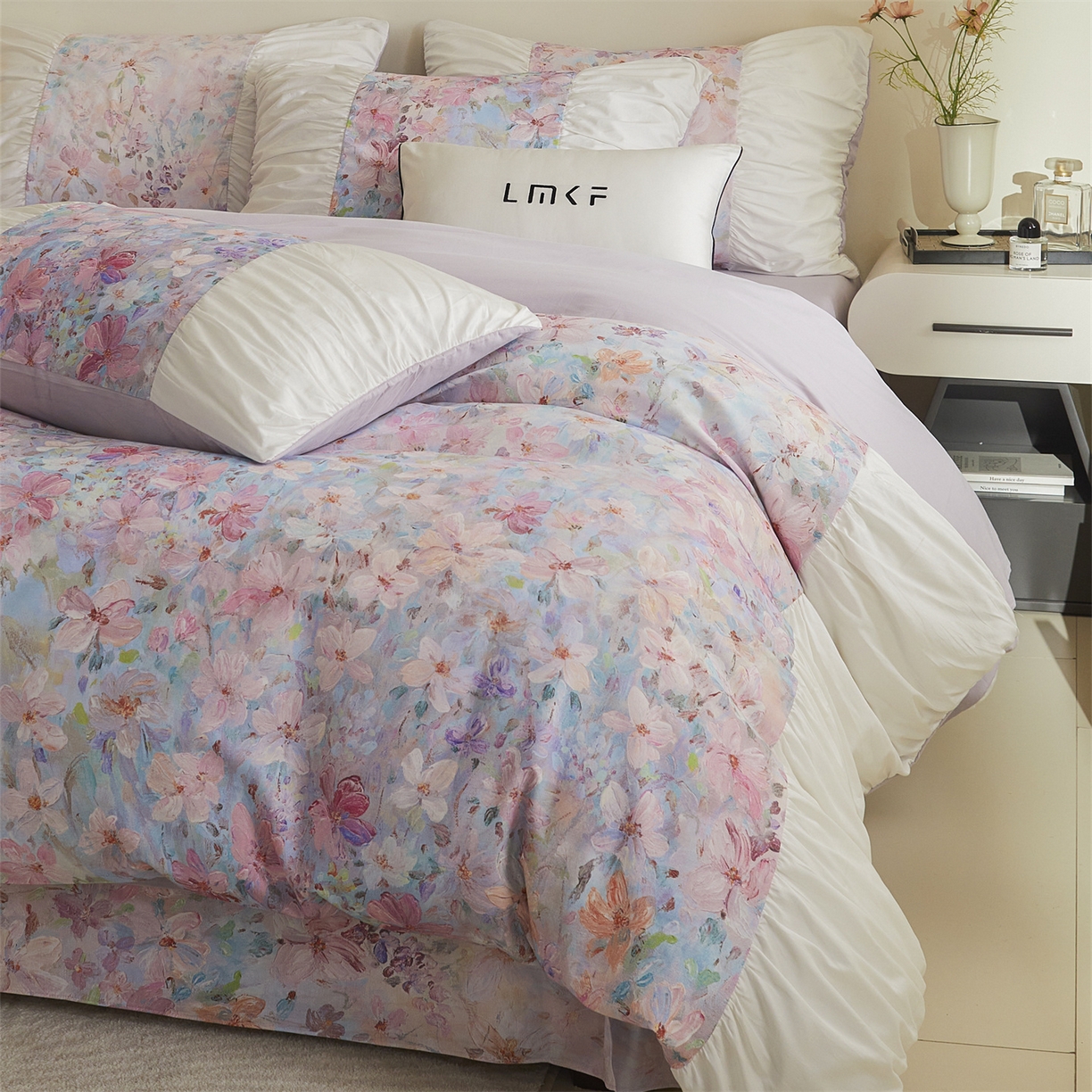 91家纺网 家纺一手货源 找家纺 蓝米卡夫 2025秋冬-A类全棉50S*50S双股磨毛数码印花法式褶皱花边款（礼盒包装）-拍摄风格1 笔触与诗-粉