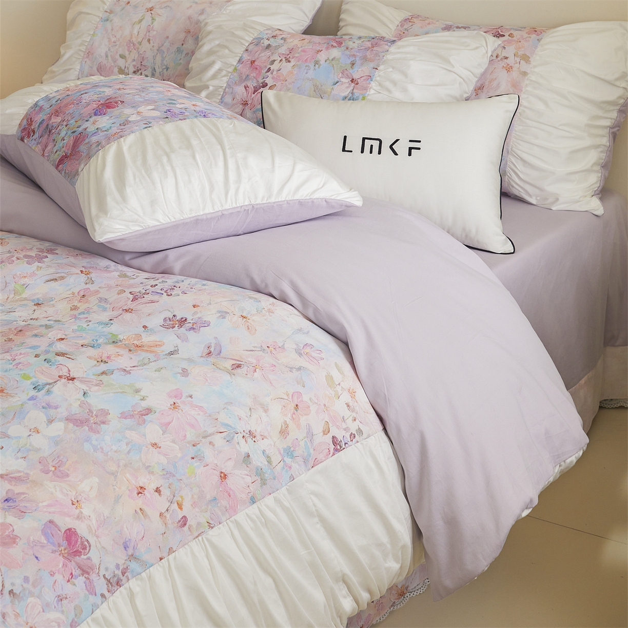 91家纺网 家纺一手货源 找家纺 蓝米卡夫 2025秋冬-A类全棉50S*50S双股磨毛数码印花法式褶皱花边款（礼盒包装）-拍摄风格1 笔触与诗-粉