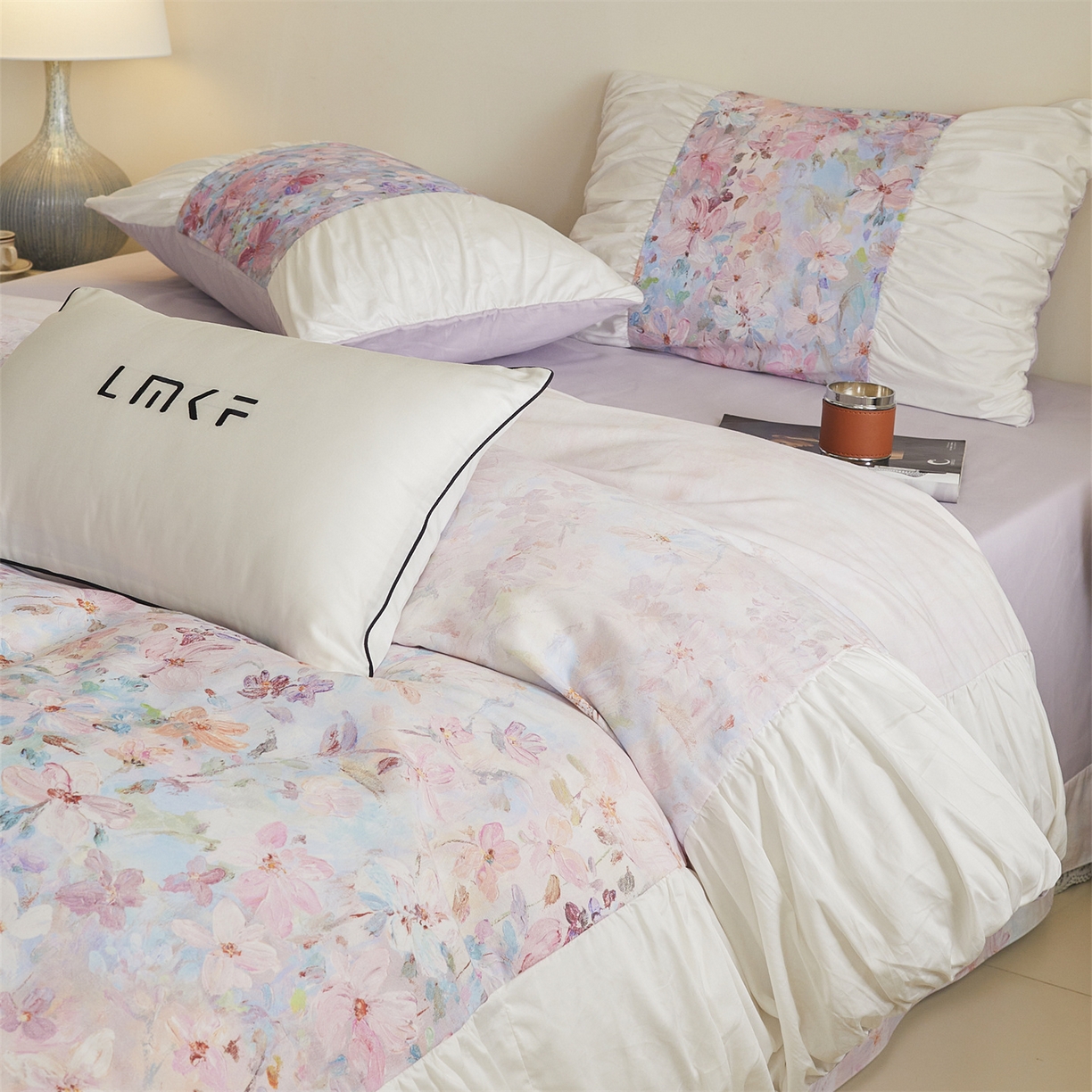 91家纺网 家纺一手货源 找家纺 蓝米卡夫 2025秋冬-A类全棉50S*50S双股磨毛数码印花法式褶皱花边款（礼盒包装）-拍摄风格1 笔触与诗-粉