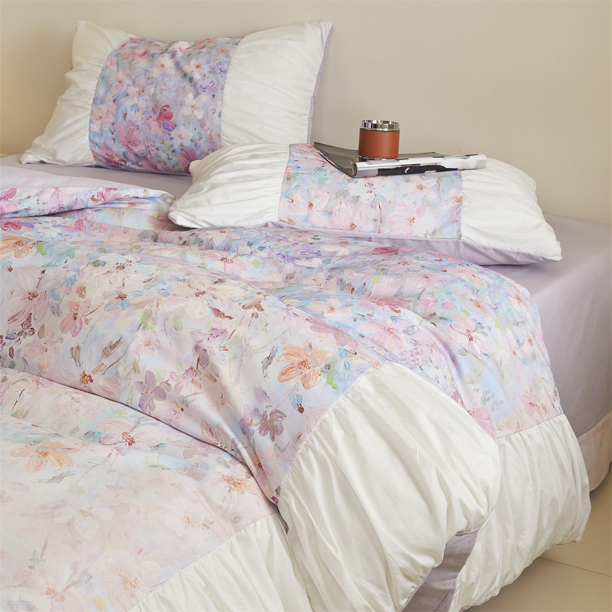 91家纺网 家纺一手货源 找家纺 蓝米卡夫 2025秋冬-A类全棉50S*50S双股磨毛数码印花法式褶皱花边款（礼盒包装）-拍摄风格1 笔触与诗-粉