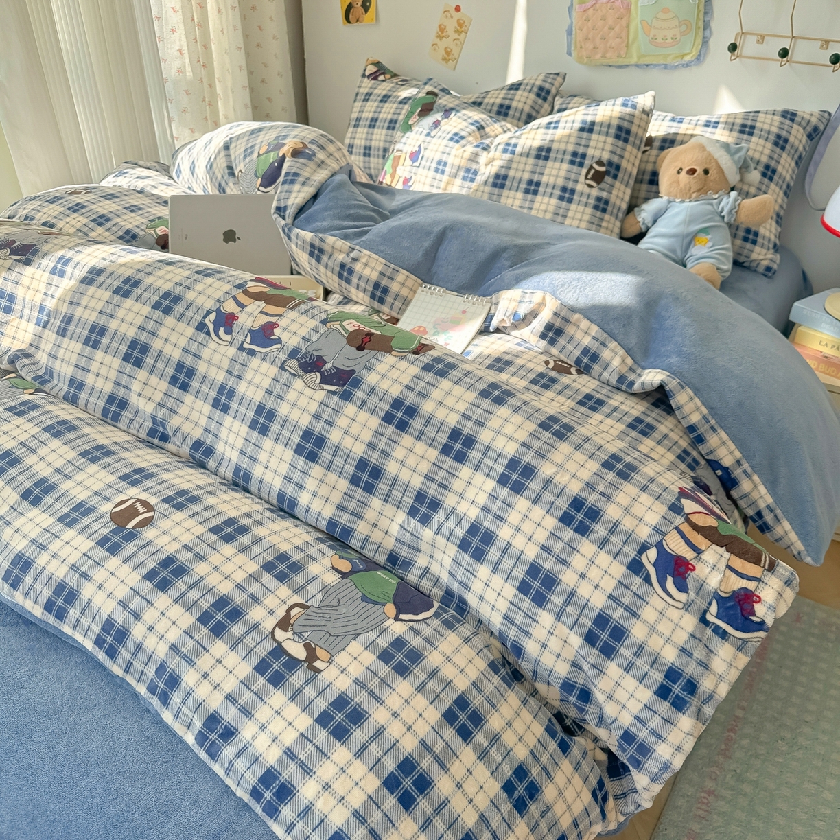 91家纺网 家纺一手货源 找家纺 韩巢家纺 2025新款高克重牛奶绒四件套冬季绒床品被套床单三件套 蓝格英伦熊